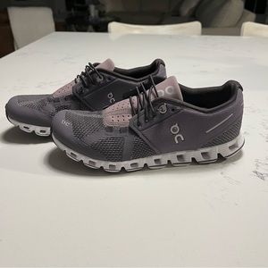 On Cloud running shoe, Shark/Pebble woman’s size 7